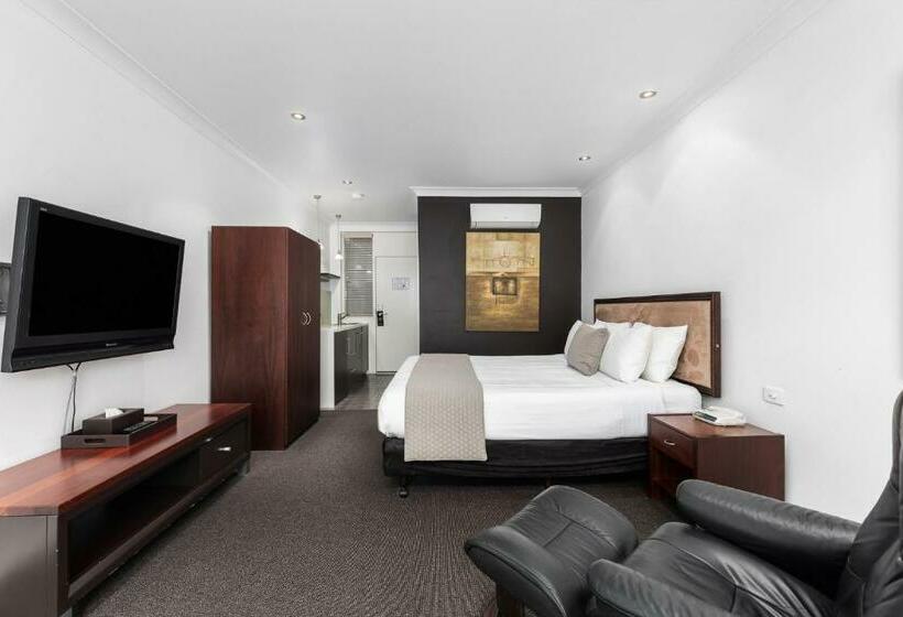 Студия Deluxe, The Commodore