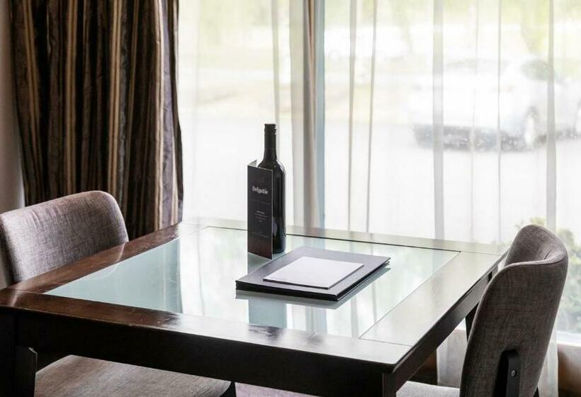 Студия Deluxe, The Commodore