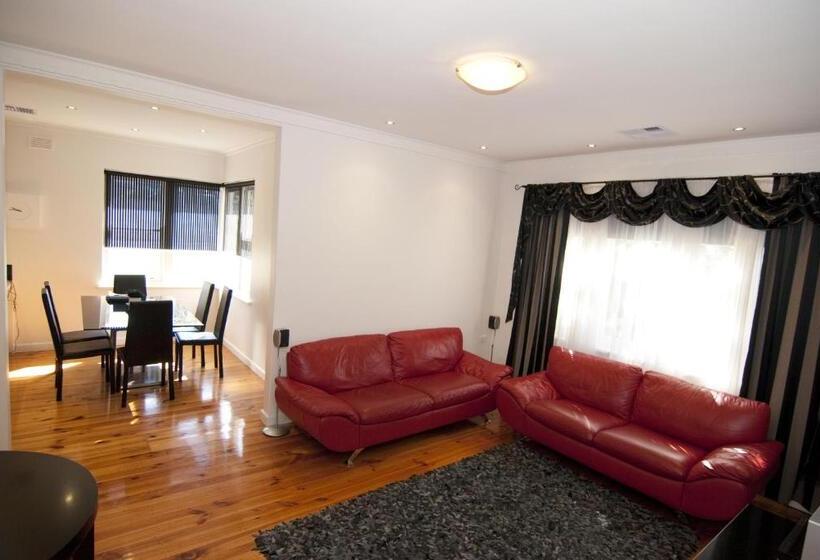 Дом 3 Спальни, The Commodore