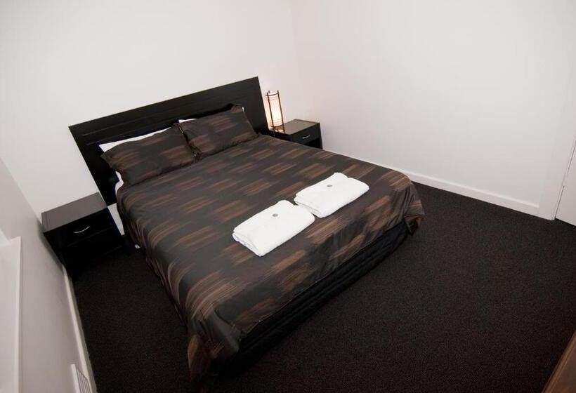 Дом 3 Спальни, The Commodore