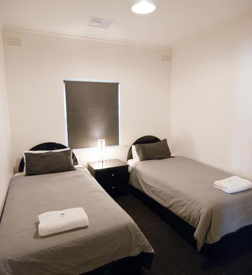 Дом 3 Спальни, The Commodore