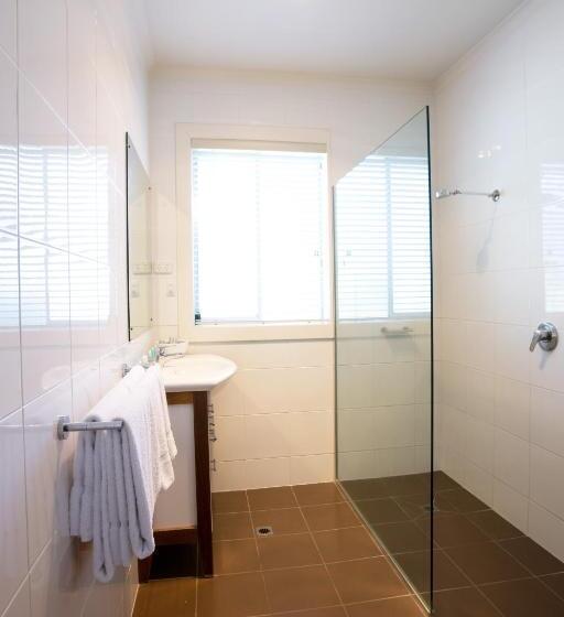 Дом 3 Спальни, The Commodore