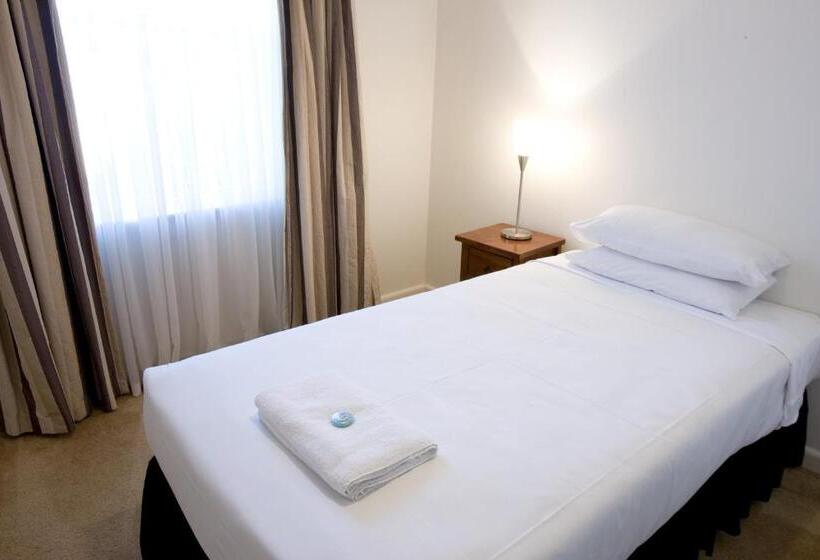 Дом 3 Спальни, The Commodore