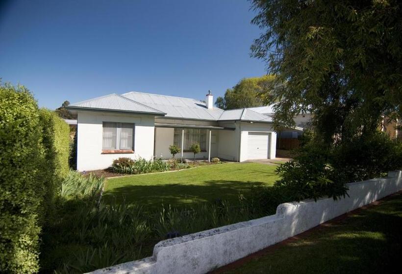 3间卧室的房子, The Commodore