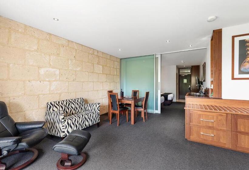 Люкс 2 Спальни, The Commodore