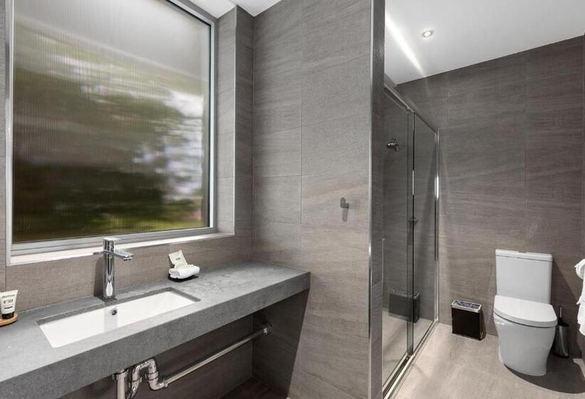 Люкс, The Commodore