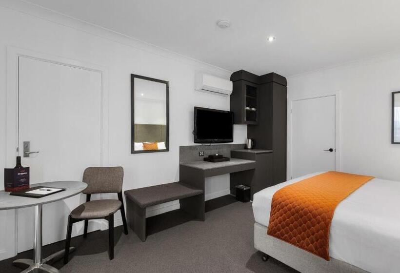 Люкс, The Commodore