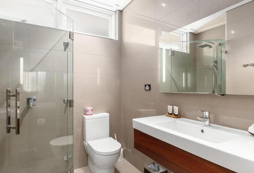 Люкс, The Commodore