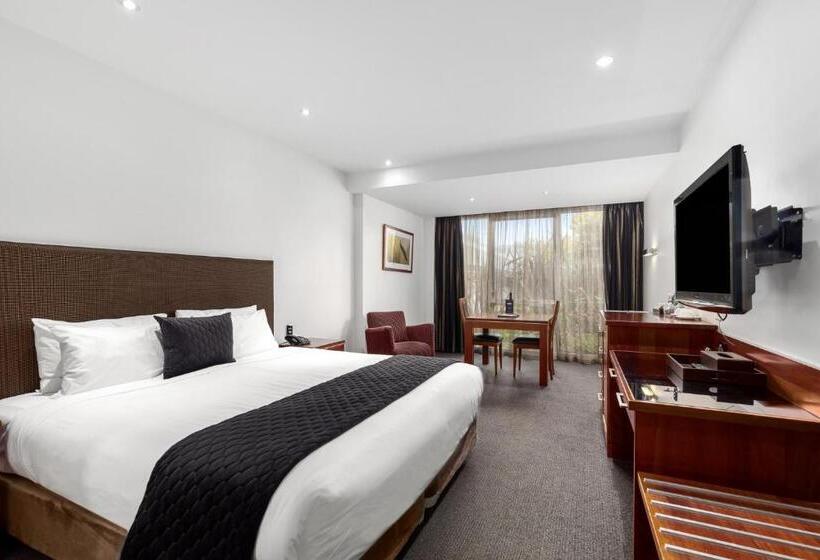 Люкс, The Commodore