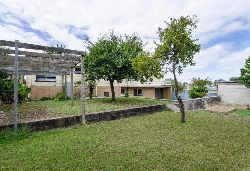 침실 4개 주택, The Commodore