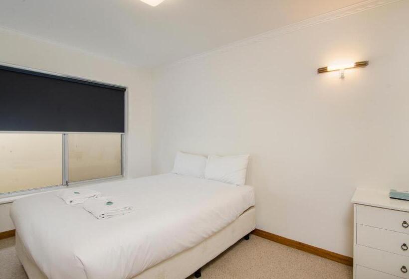 4间卧室的房子, The Commodore