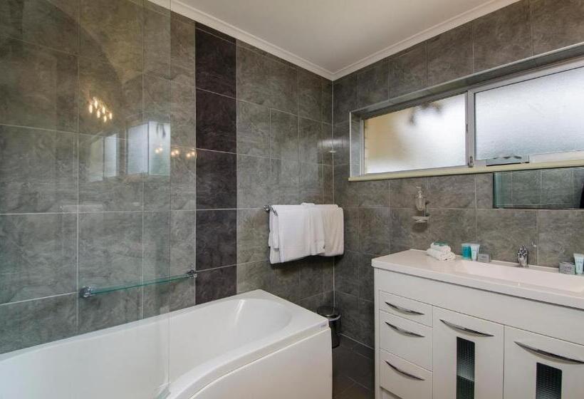 Дом 4 Спальни, The Commodore