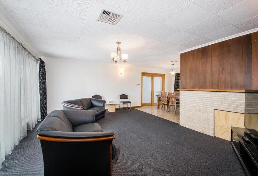 4间卧室的房子, The Commodore