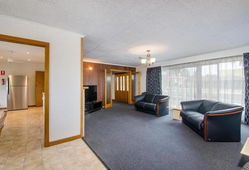 Дом 4 Спальни, The Commodore