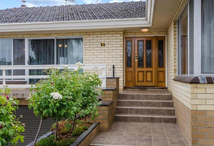 Дом 4 Спальни, The Commodore