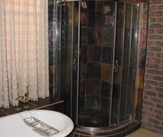 اتاق خانوادگی, Royal Game Guest House