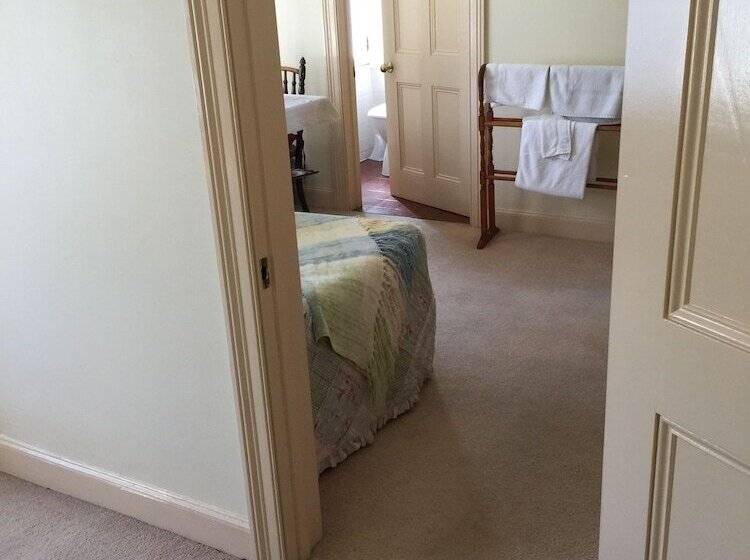 חדר סטנדרט לשלושה, Victoria House