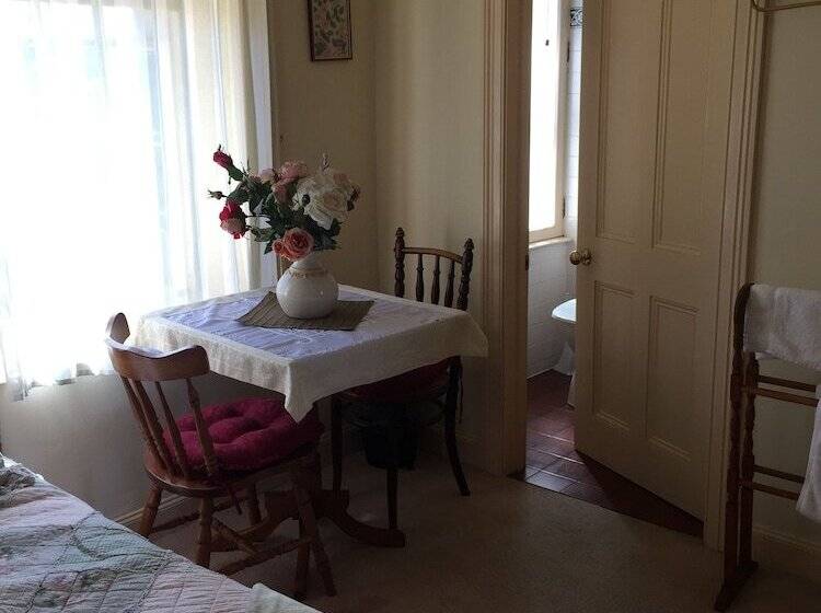 חדר סטנדרט לשלושה, Victoria House