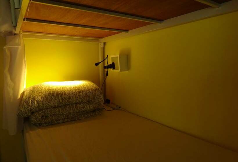 تختخواب در اتاق مشترک, Rainbow Lodge Hk   Hostel