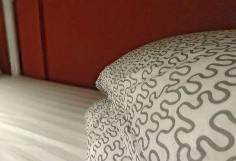 تختخواب در اتاق مشترک, Rainbow Lodge Hk   Hostel