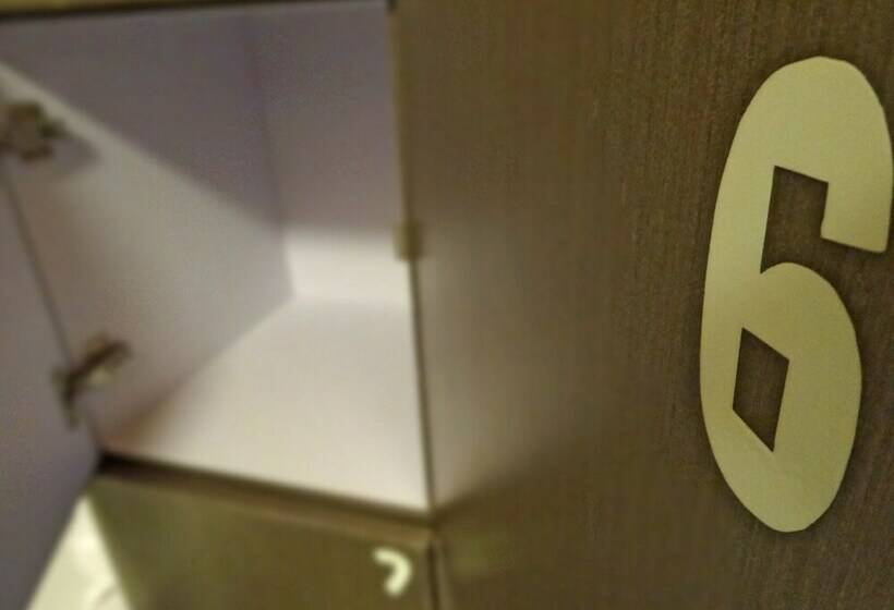 تختخواب در اتاق مشترک, Rainbow Lodge Hk   Hostel