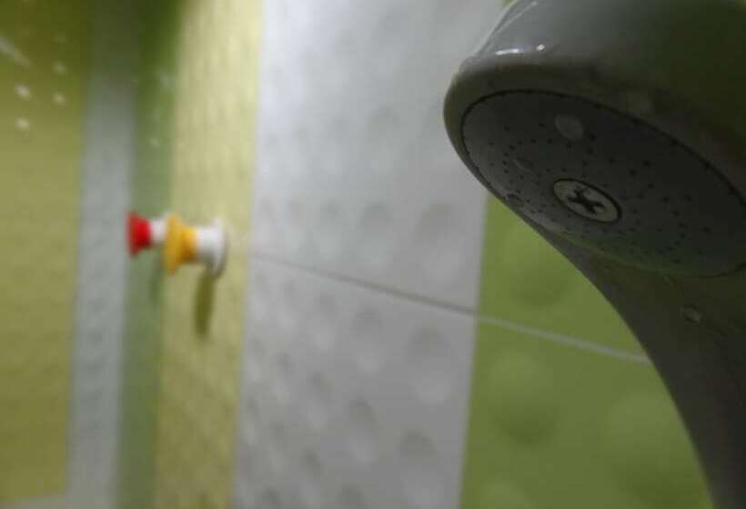 تختخواب در اتاق مشترک, Rainbow Lodge Hk   Hostel