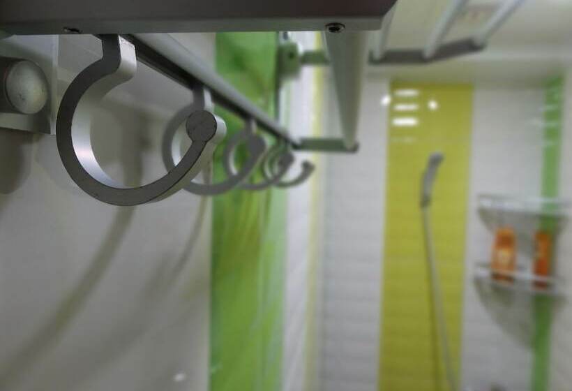 تختخواب در اتاق مشترک, Rainbow Lodge Hk   Hostel