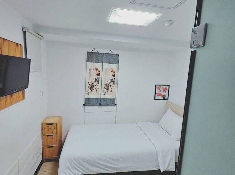 Номер Стандарт Индивидуальный, Ekonomy Hotel Myeongdong Premier