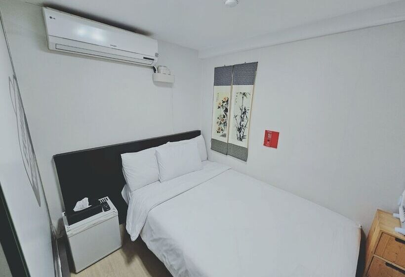 Номер Стандарт, Ekonomy Hotel Myeongdong Premier