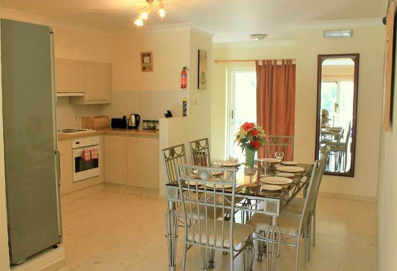 ویلا دلوکس 2 خوابه, Kololi Beach Resort