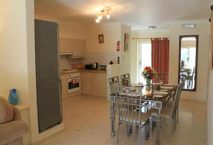 ویلا دلوکس 2 خوابه, Kololi Beach Resort