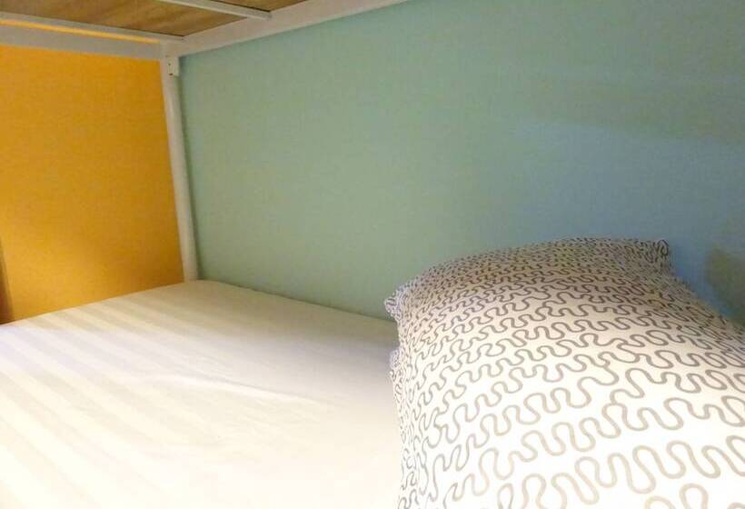 تختخواب در اتاق مشترک, Rainbow Lodge Hk   Hostel