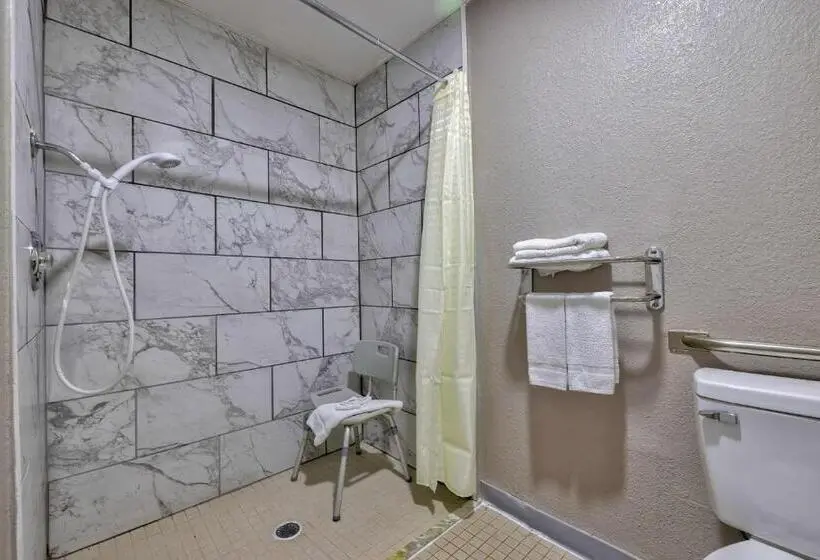 身障者適用キングサイズベッドルーム, Studio 6 Little Rock, Ar   South