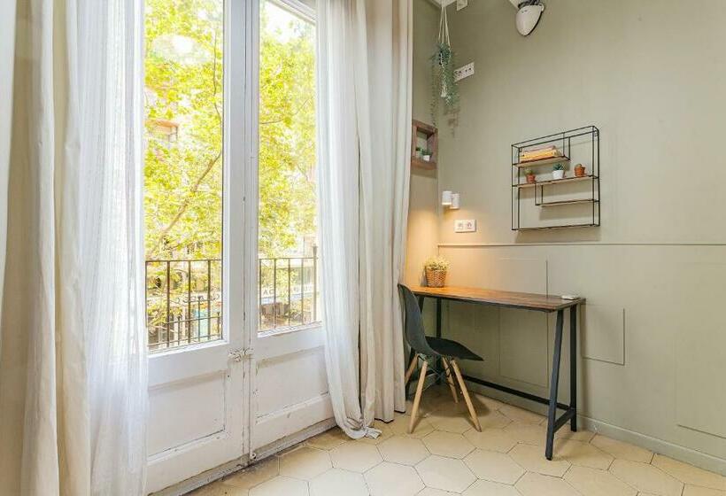 اتاق استاندارد چهارنفره با سرویس بهداشتی مشترک, Bird House