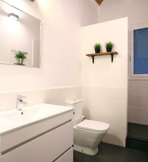 اتاق استاندارد چهارنفره با سرویس بهداشتی مشترک, Bird House