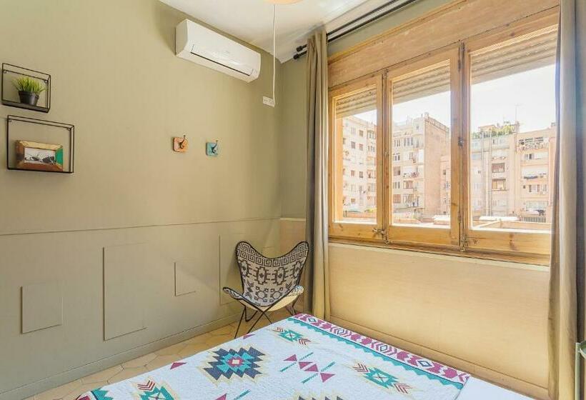 اتاق استاندارد چهارنفره با سرویس بهداشتی مشترک, Bird House