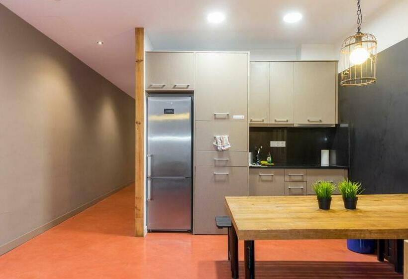 اتاق استاندارد چهارنفره با سرویس بهداشتی مشترک, Bird House