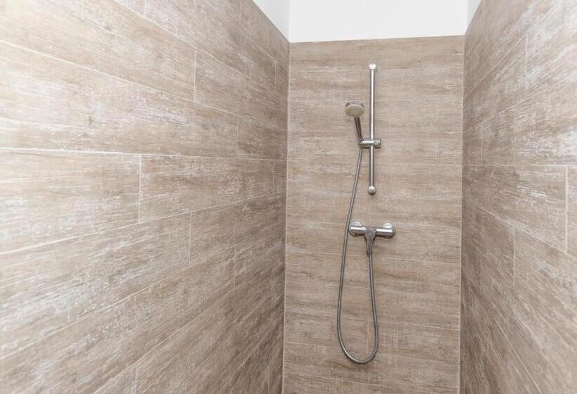 اتاق خانوادگی, Bird House