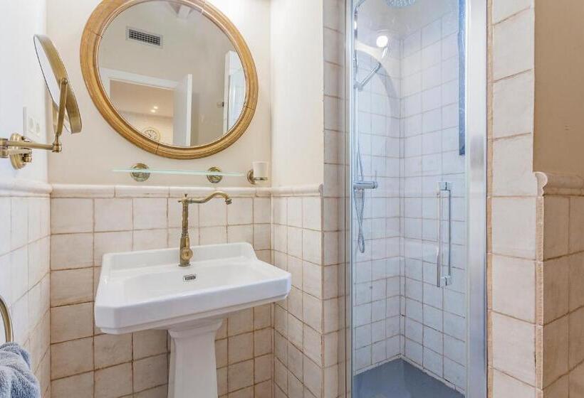 1 Bedroom Penthouse Apartment, Bird House