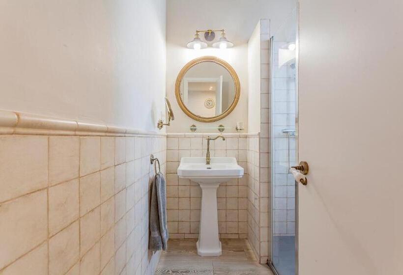 1 Bedroom Penthouse Apartment, Bird House