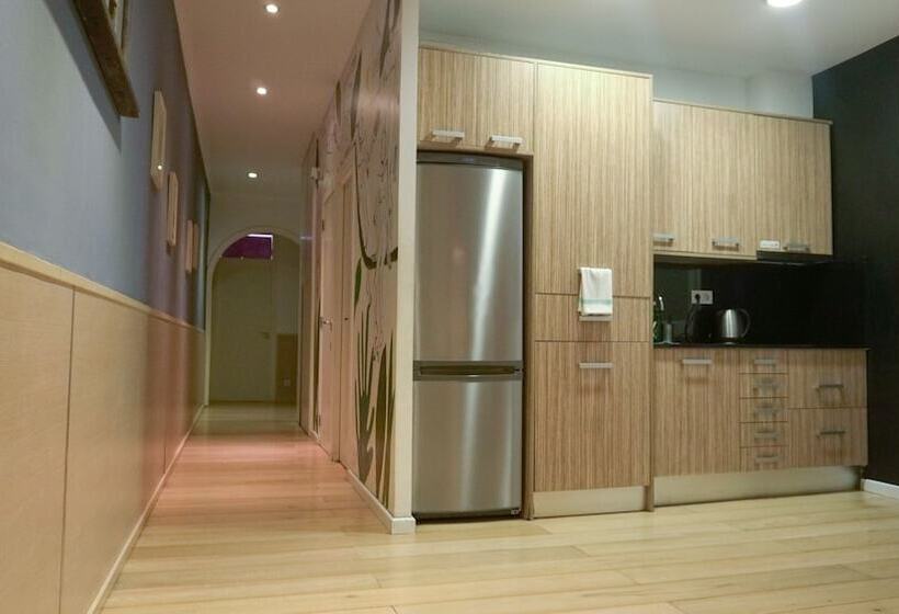 اتاق استاندارد چهارنفره با سرویس بهداشتی مشترک, Bird House