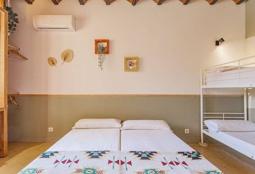 اتاق استاندارد چهارنفره با سرویس بهداشتی مشترک, Bird House