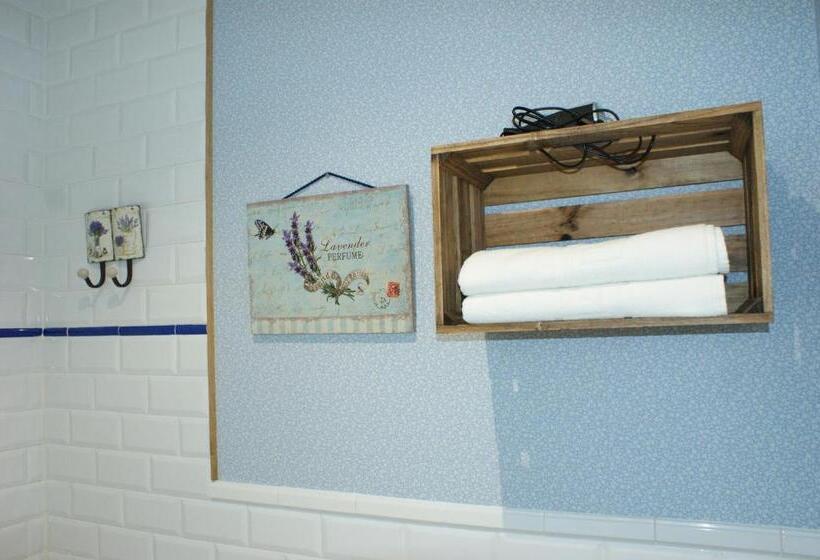 اتاق استاندارد سه نفره, Colonial De Santillana