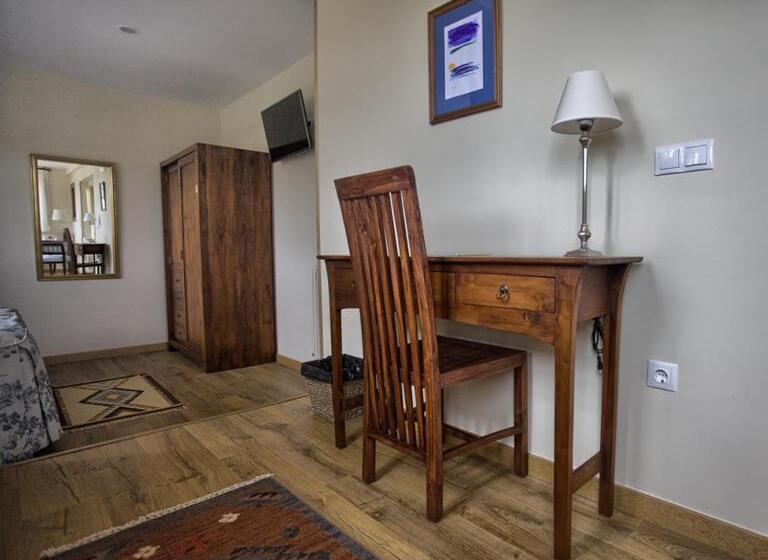 اتاق استاندارد سه نفره, Colonial De Santillana