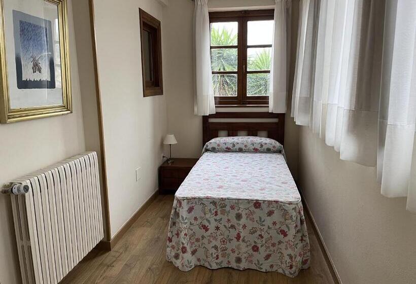 اتاق استاندارد سه نفره, Colonial De Santillana