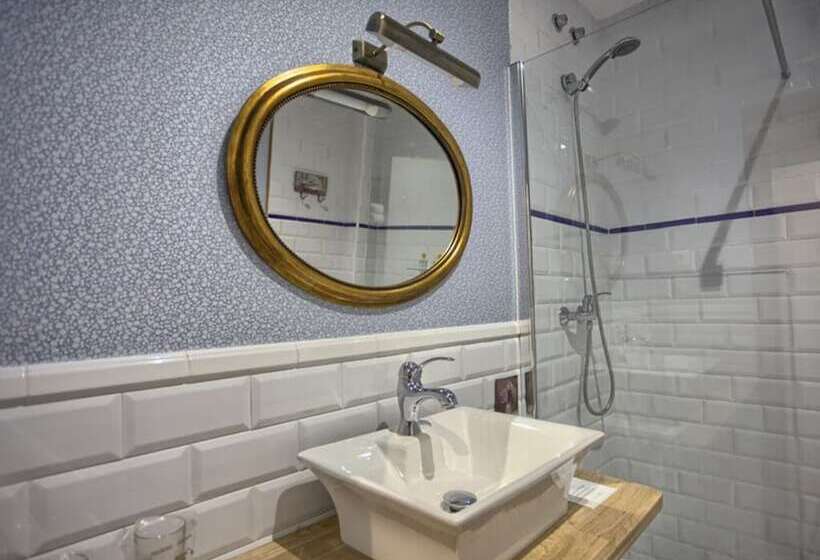 اتاق استاندارد سه نفره, Colonial De Santillana