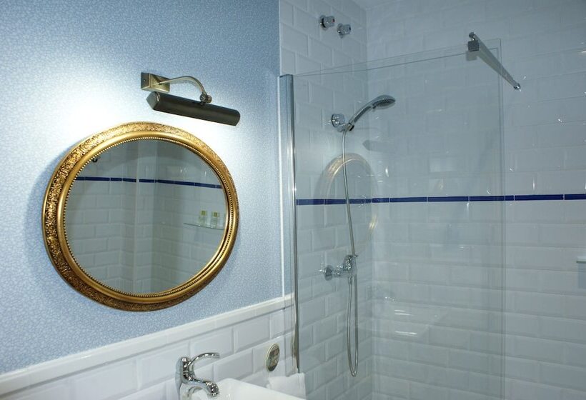 اتاق استاندارد سه نفره, Colonial De Santillana