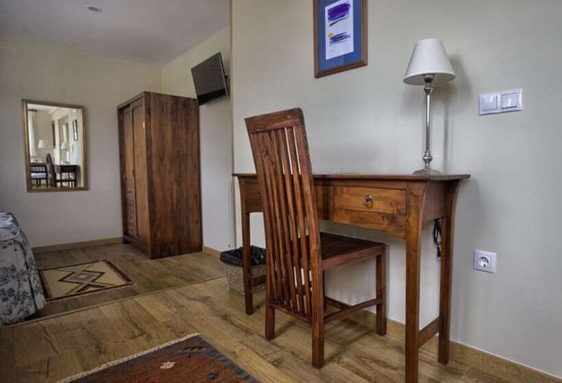 اتاق استاندارد سه نفره, Colonial De Santillana