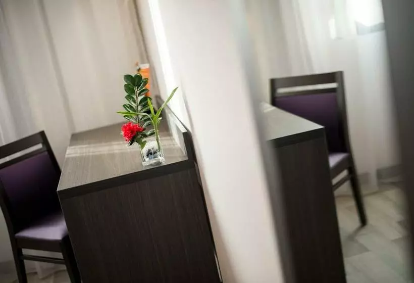 Standard Kolmen Hengen Huone, Eurocentre 3 Toulouse Nord