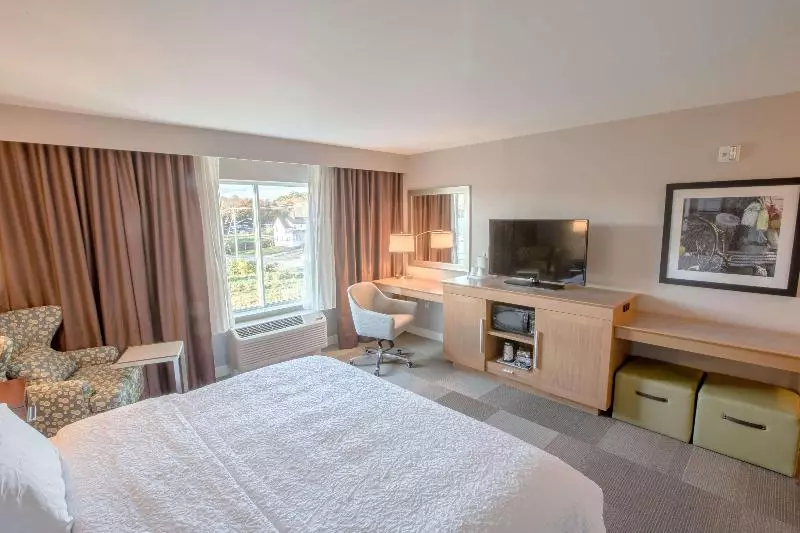 キングサイズベッドのスタンダードルーム, Hampton Inn By Hilton Amesbury